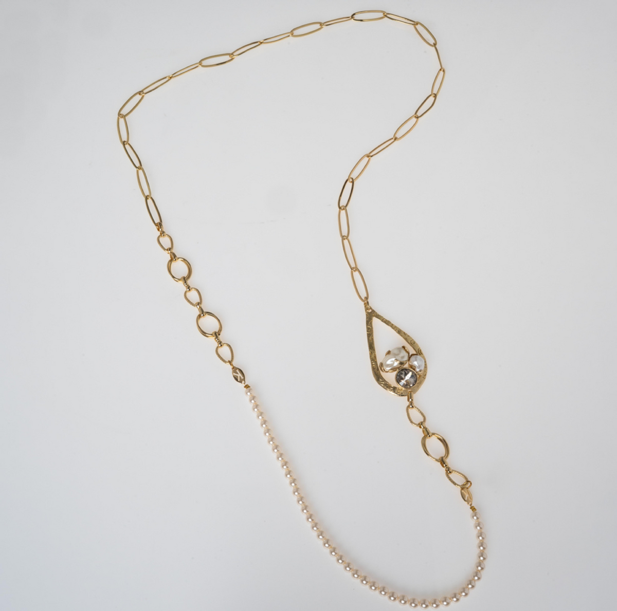 Mire Chanel Necklace by Kalliope Jewelry in Velvet Crystal / Creamrose Light Pearl