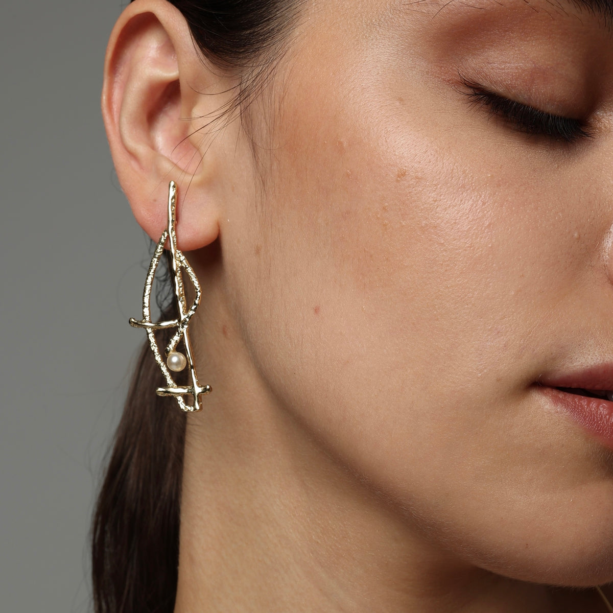 Connect Straight Earrings by Kalliope Jewelry in Creamrose Light Pearl