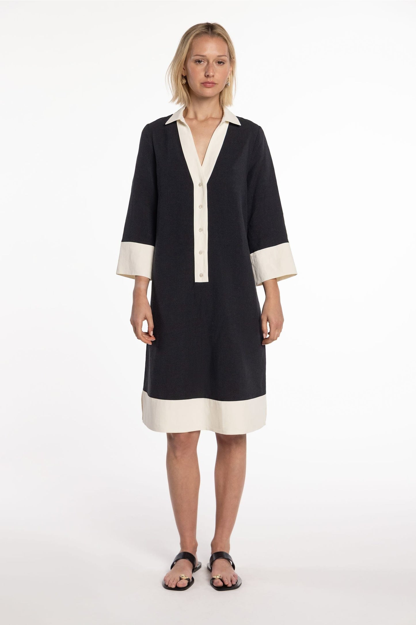 Two-tone Dress with Collar by Naulover in Negro